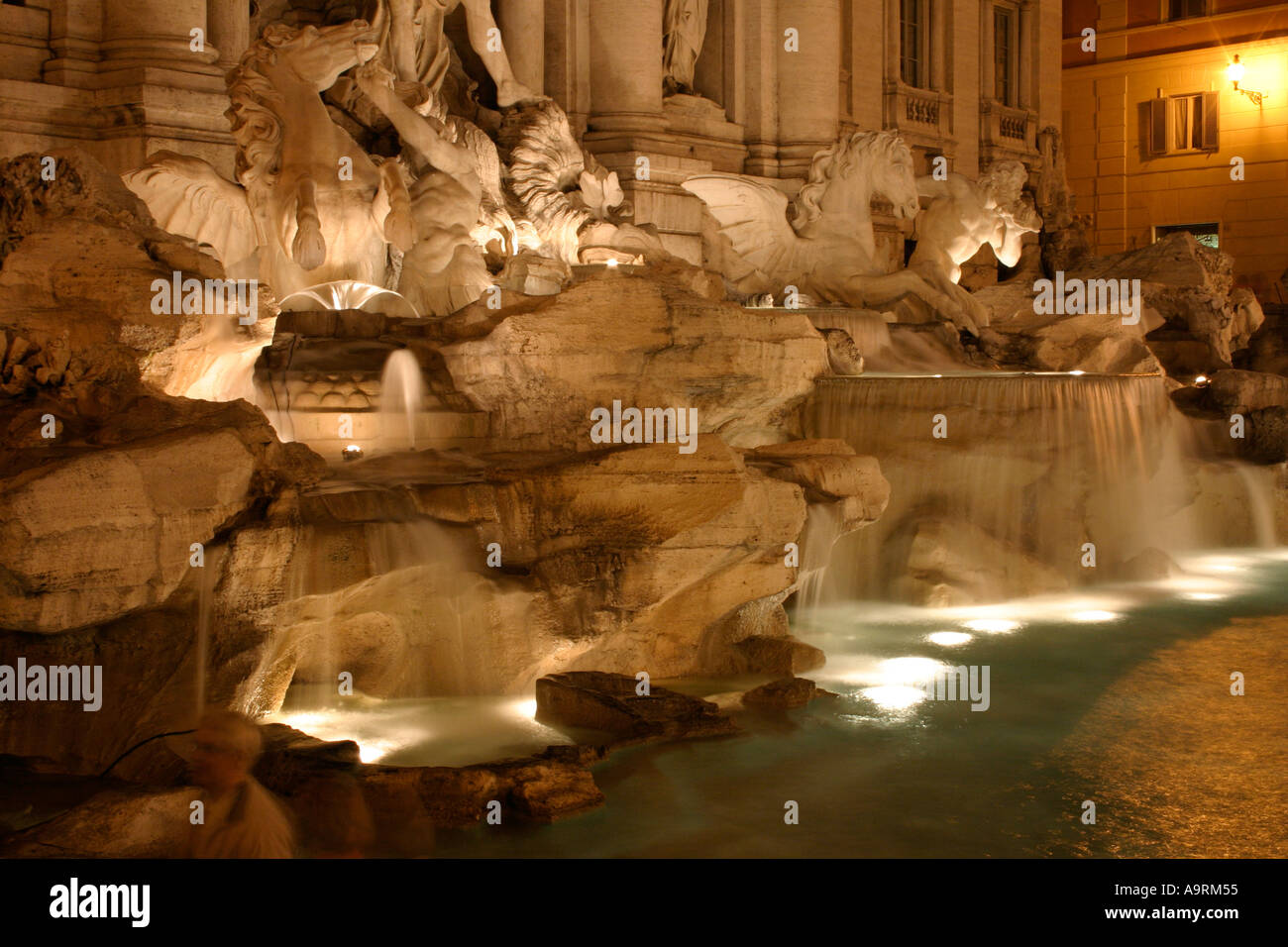 Fontana di Trevi di notte a Roma, Italia. Foto Stock