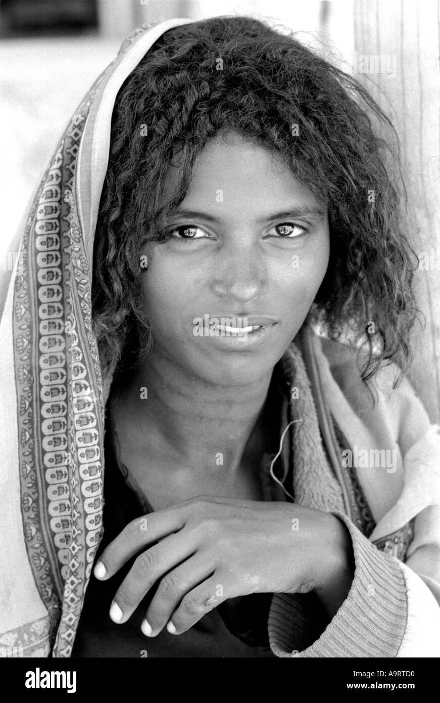 Ritratto in bianco e nero di una bella donna del TPLF con occhi liquidi, guardando la fotocamera con un mezzo sorriso. Tigray, Etiopia, Africa Foto Stock