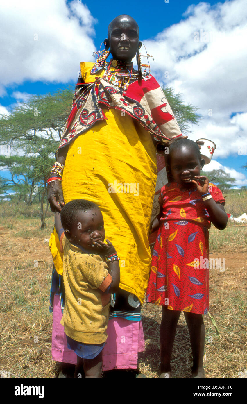 Madre Maasai e i suoi figli. Kenya Foto Stock