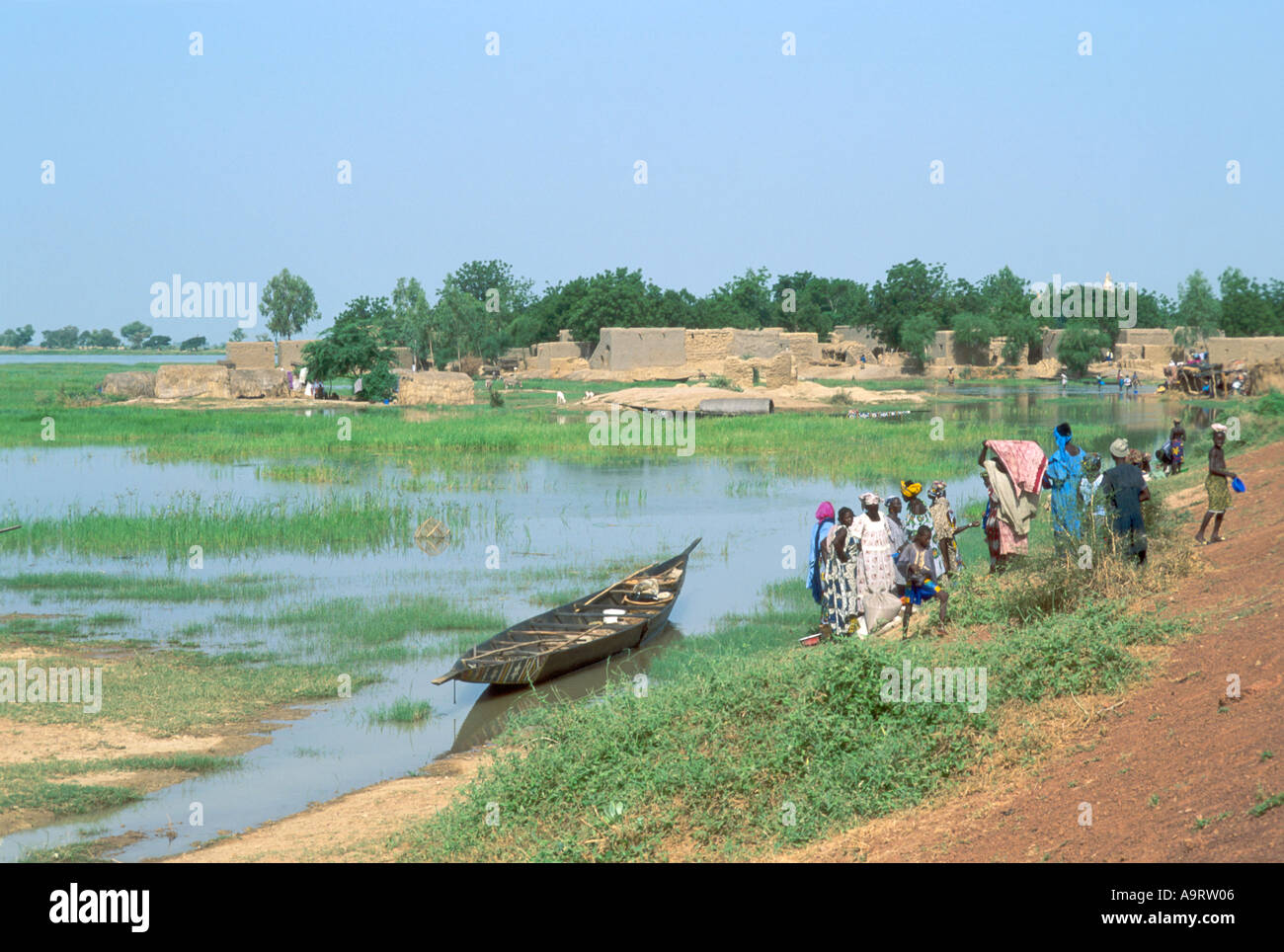 Piccolo traghetto fluviale piroga con passeggeri in sbarco a Dagua Womina In Mali rurale Foto Stock