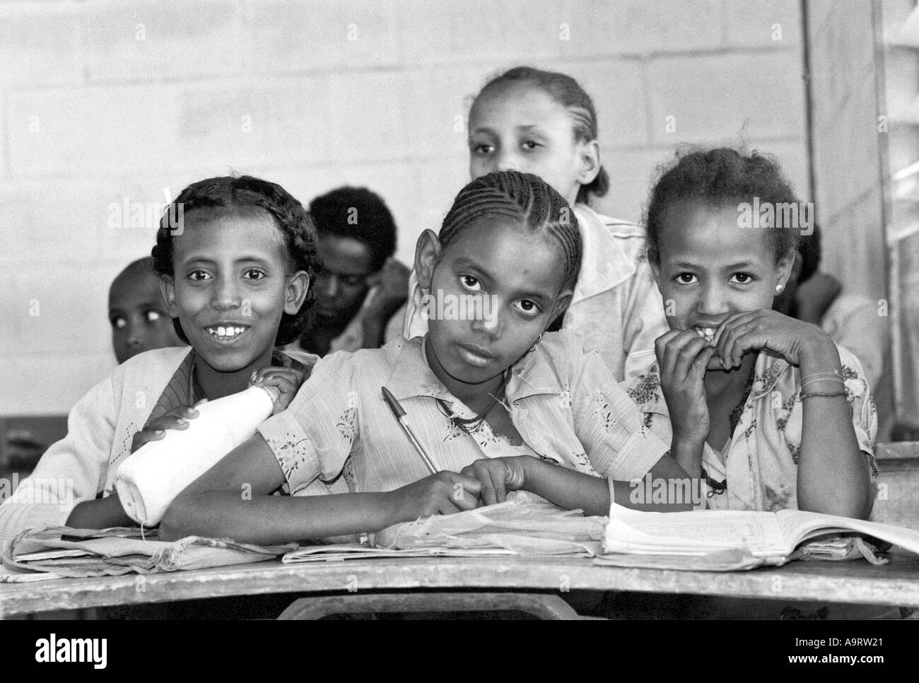 Ritratto in bianco e nero degli scolari in classe. Mekelle, Tigray, Etiopia, Africa Foto Stock