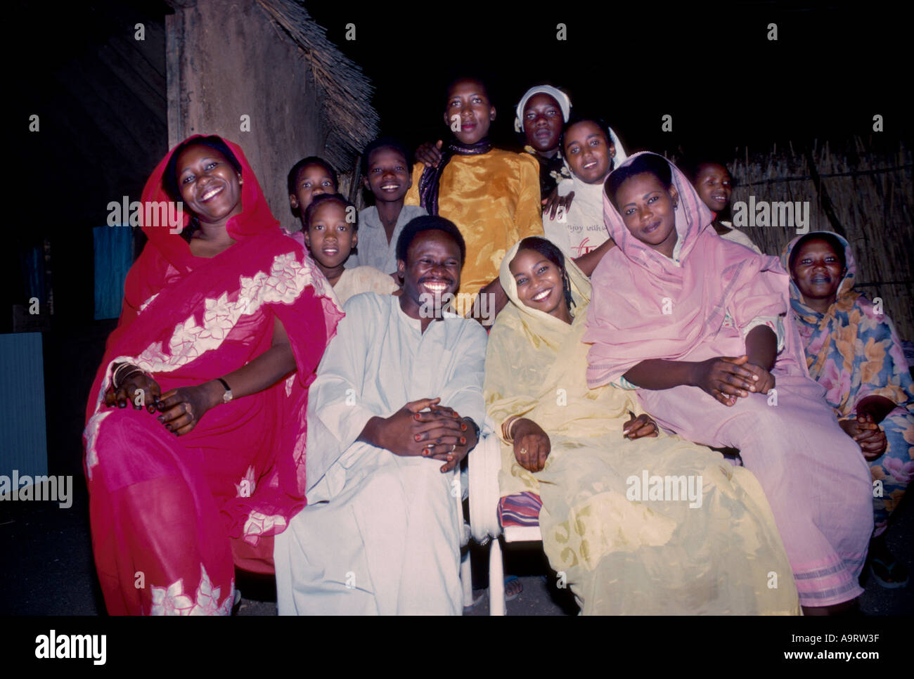 I membri della famiglia in posa per la foto in un matrimonio sudanese. Khartoum, Sudan Foto Stock