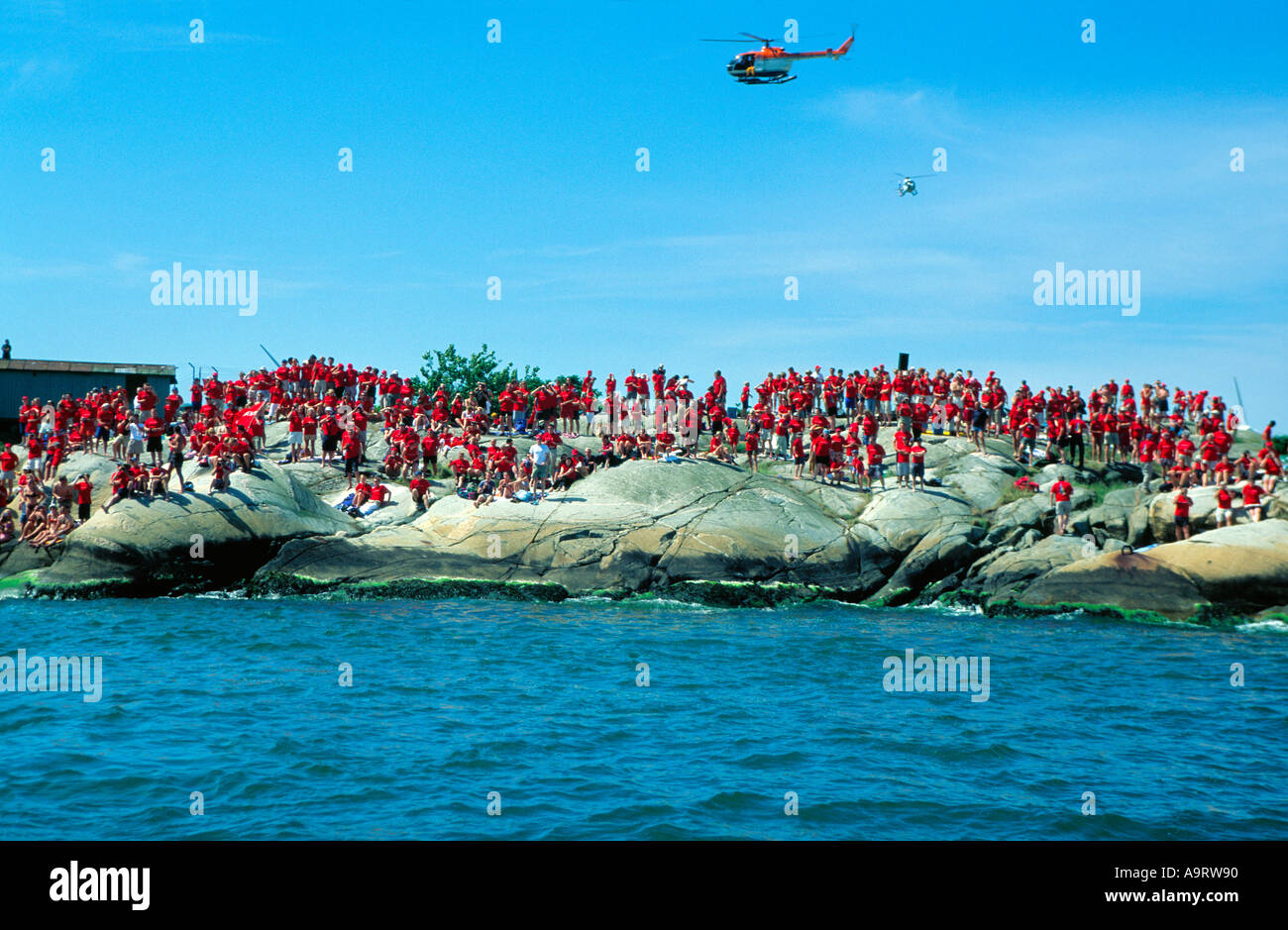 Il tifo folla vedendo fuori le barche della Volvo Ocean Race 2002 sulla loro ultima gara gamba Gothenburg Kiel Foto Stock