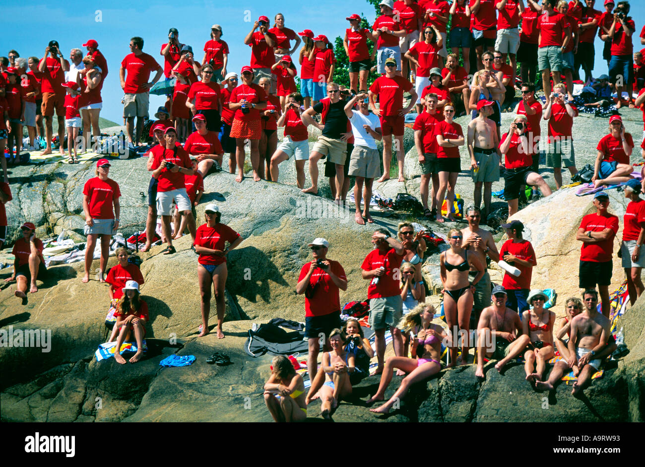 Persone in t-shirt rosse stand su roccia. Foto Stock