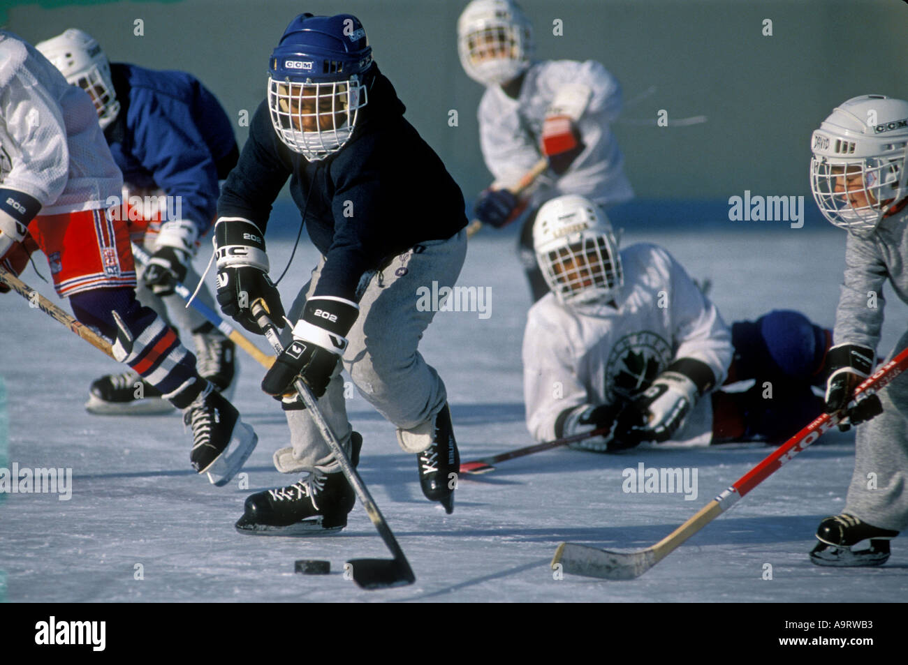 Giocatore di hockey afro-americano che porta un disco da hockey Foto Stock