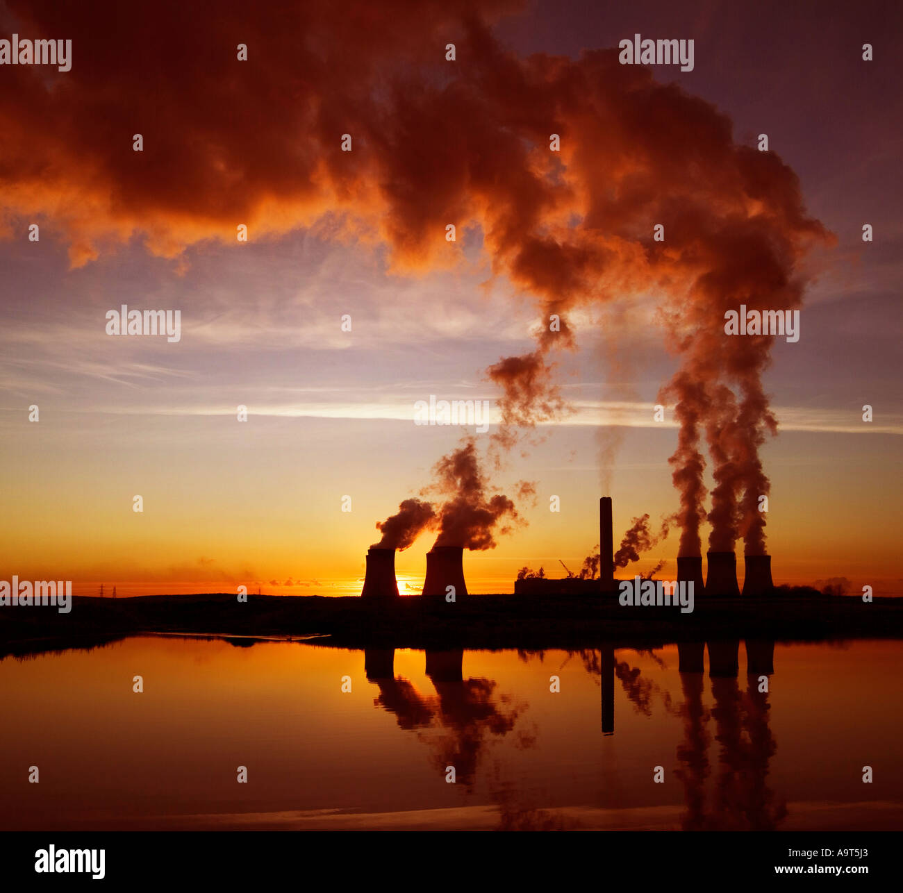 Fiddlers Ferry Coal Fired Power Station situato vicino a Widnes nel Cheshire dalle rive del fiume Mersey Foto Stock