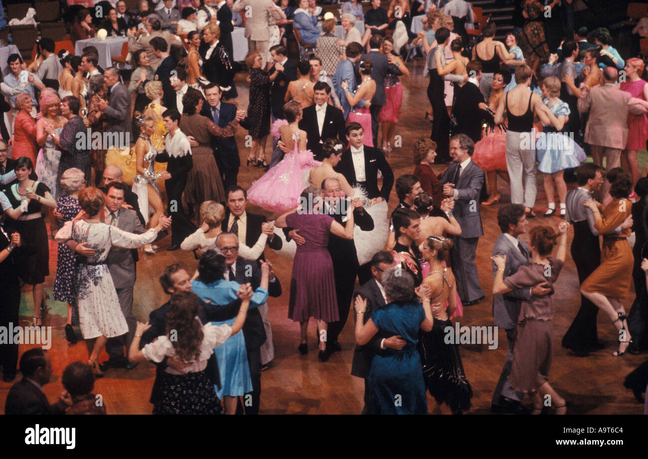 Coppie che ballano sul pavimento della sala da ballo immagini e fotografie  stock ad alta risoluzione - Alamy