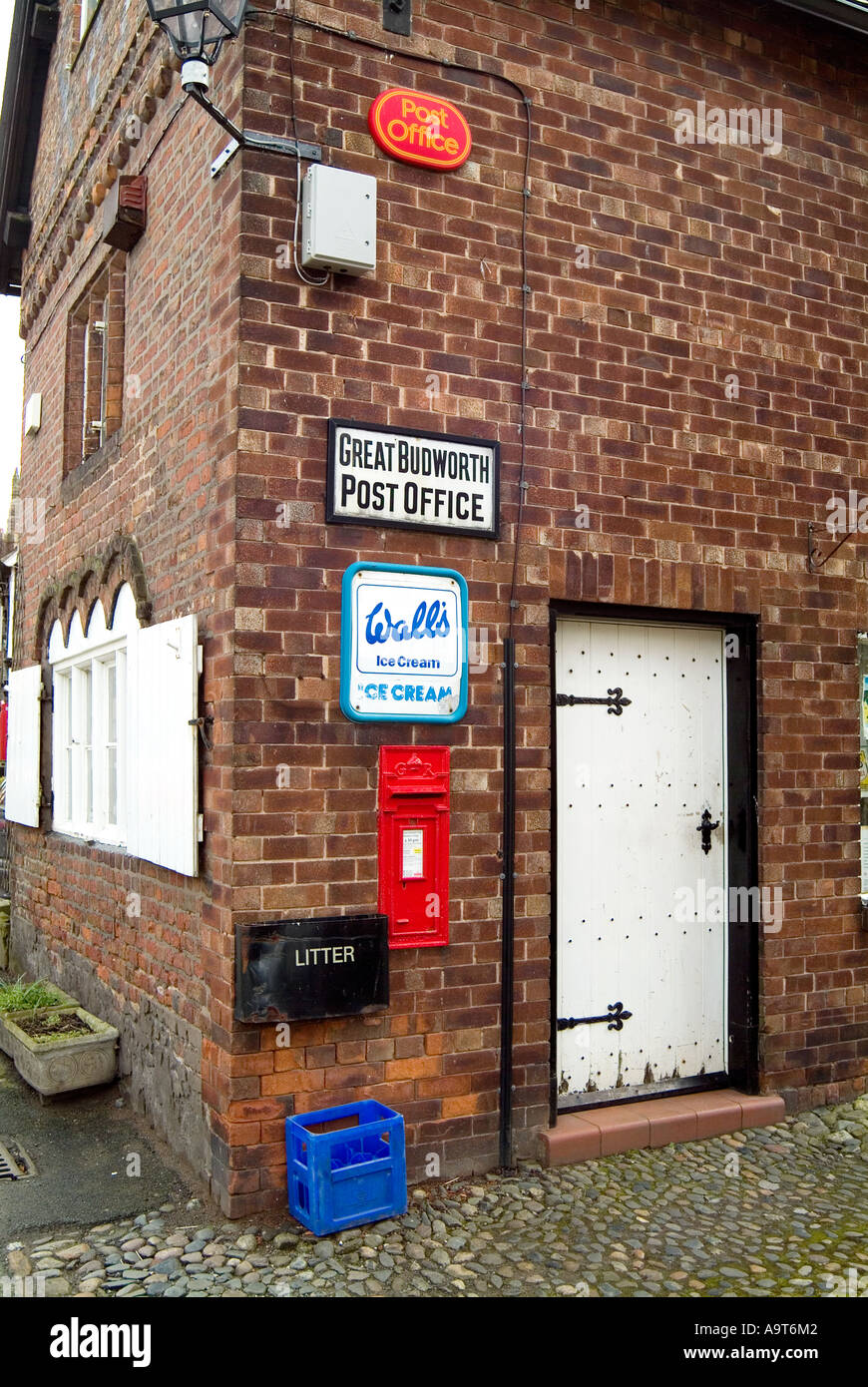 Post Office e angolo shop in grande Budworh Foto Stock