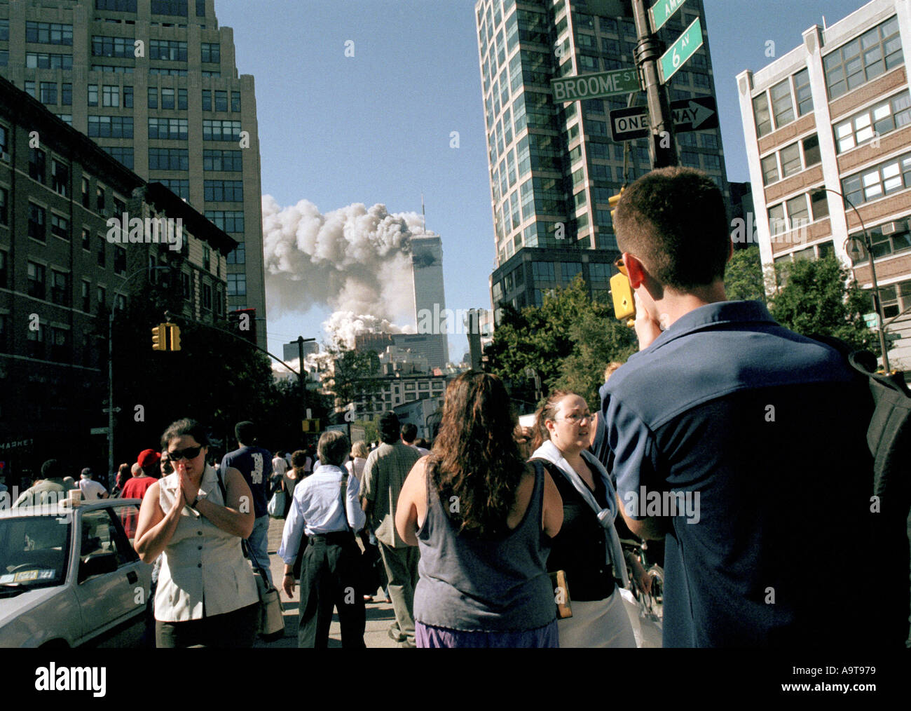 World Trade Center attentato terroristico dell'11 settembre 2001 lavoratori guardare dal sesto Ave in Soho come il crollo delle torri Foto Stock