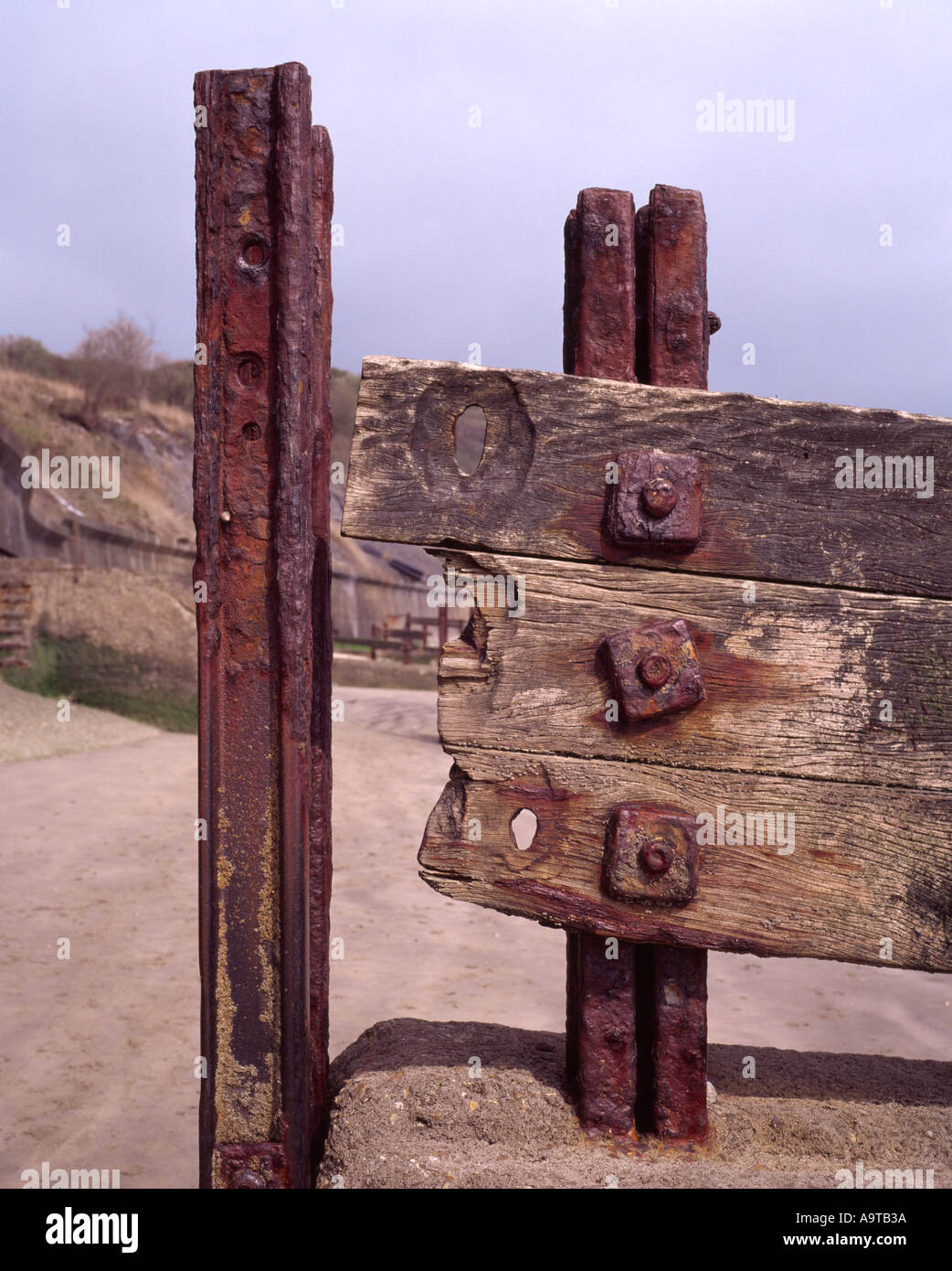 Arrugginita indossato martoriata mare difese inguine Foto Stock