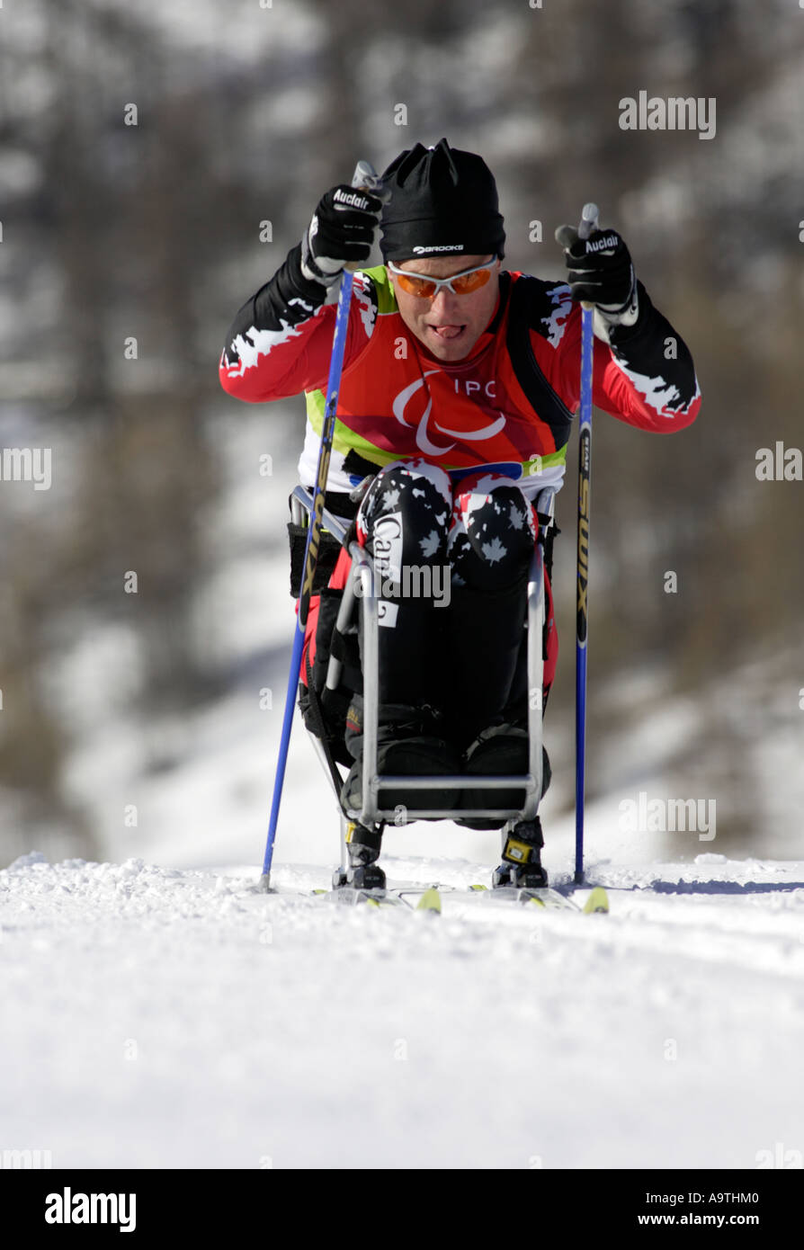 Jimmy Pelletier del Canada compete nella mens Sci di fondo 5km Sitting Foto Stock