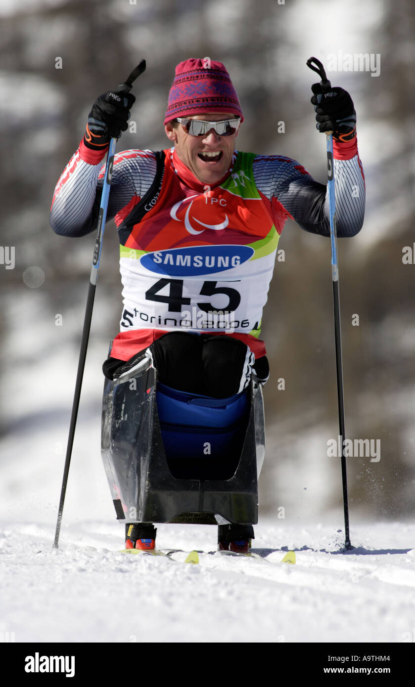 Ruedi Weber della Svizzera compete nella mens Sci di fondo 5km Sitting Foto Stock