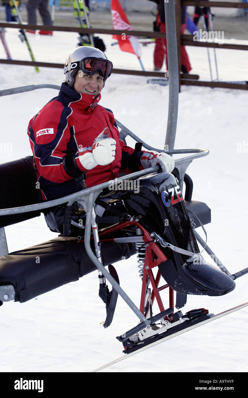 Udienza categoria sciatore su uno ski lift a portarlo al inizio del Super G di corso Foto Stock