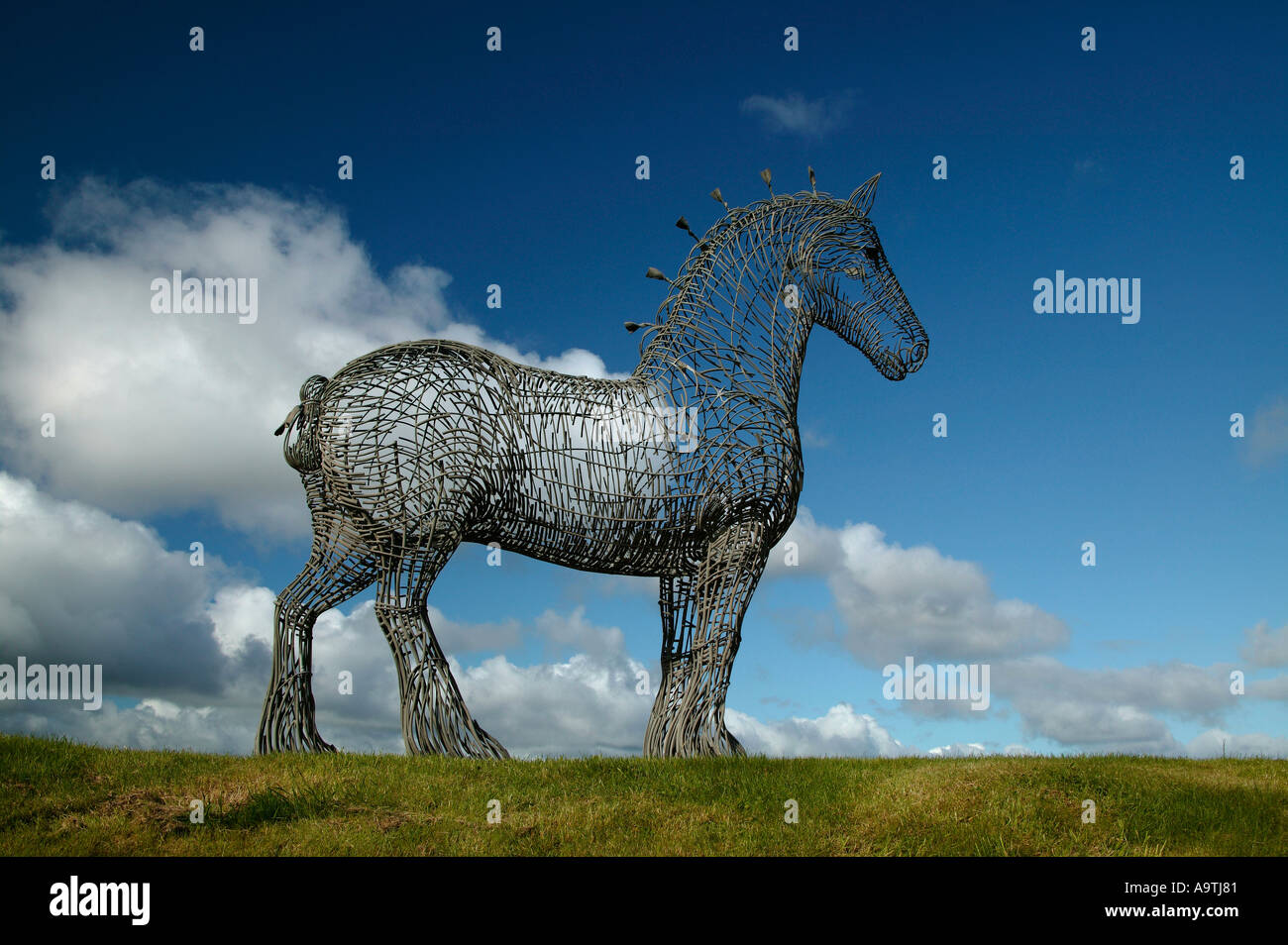 'L'Clydesdale gabbia in ferro di armatura cavallo pesante' un enorme 'modello aratro horse" accanto alla M8 Scozia Scotland Foto Stock