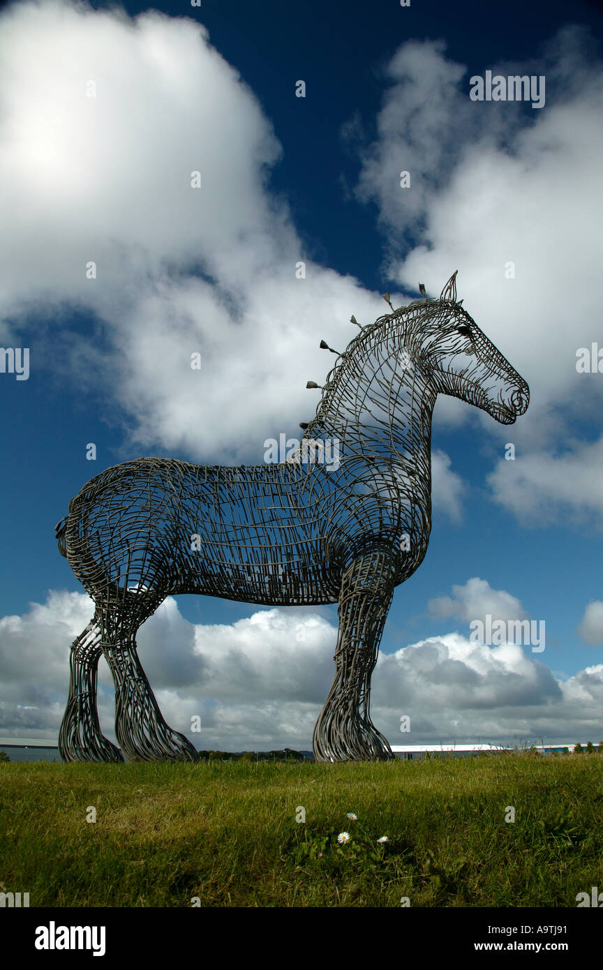 'L'Clydesdale gabbia in ferro di armatura cavallo pesante' un enorme 'modello aratro horse" accanto alla M8 Scozia Scotland Foto Stock