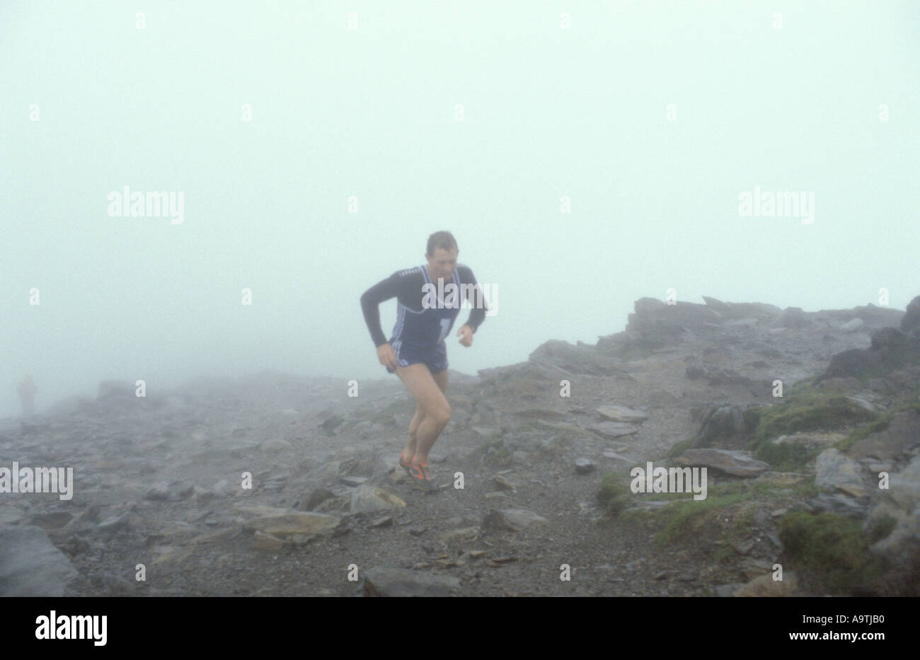 Jim Wood Sportsman Fell Runner. Fell in corsa fino alla vetta di Snowdon nel Galles del nord, nel 1995 1990, nel Regno Unito, HOMER SYKES Foto Stock