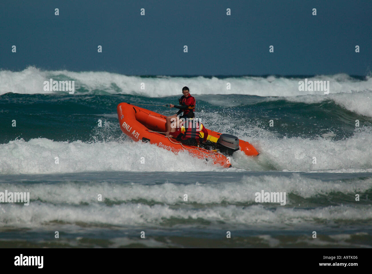 Vita delle guardie in mare mosso in gommone off spiaggia a Perranporth Foto Stock