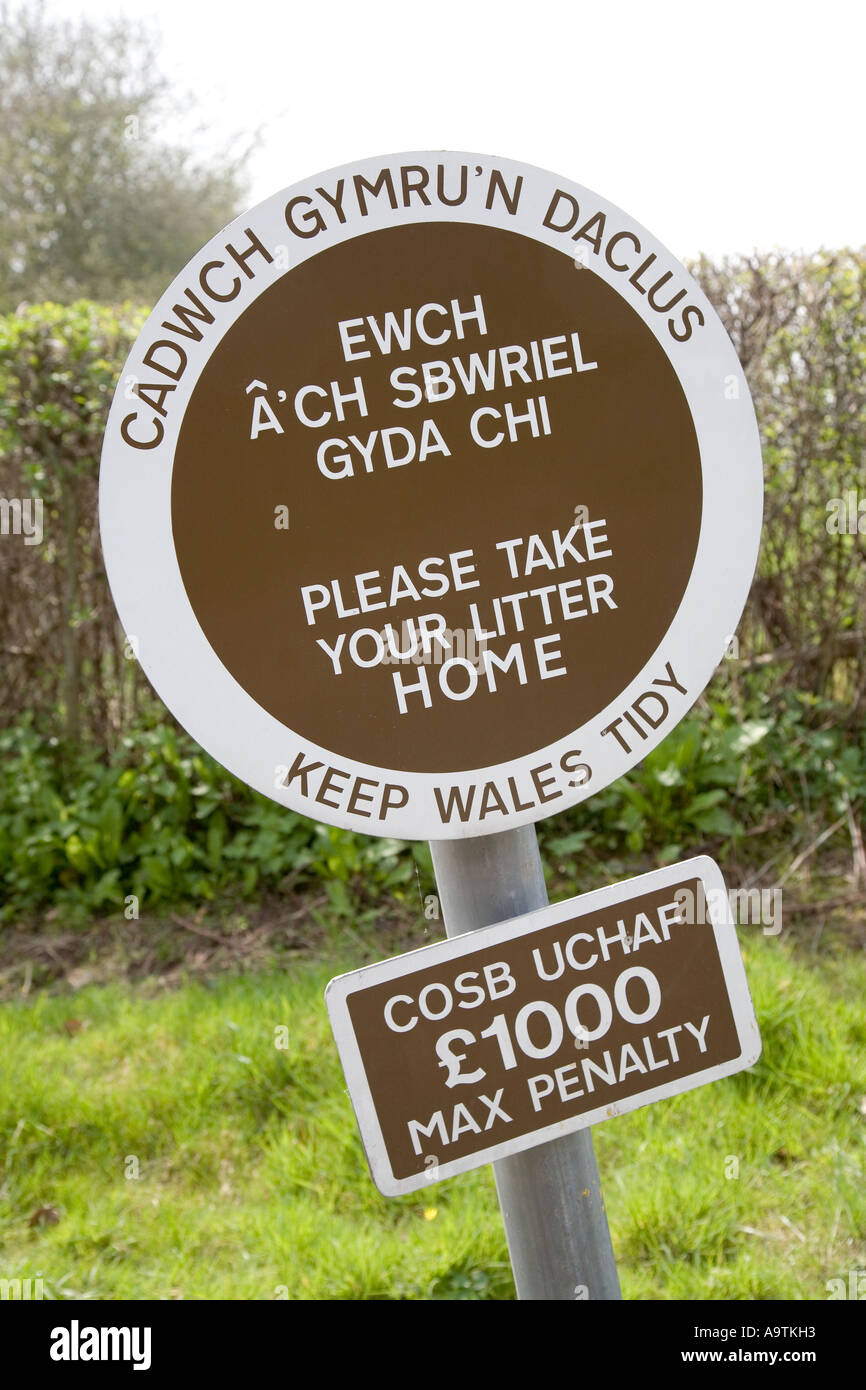 Mantenere il Galles ordinate e siete pregati di portare i vostri rifiuti Home accedi a layby nei pressi di Talgarth Wales UK Foto Stock