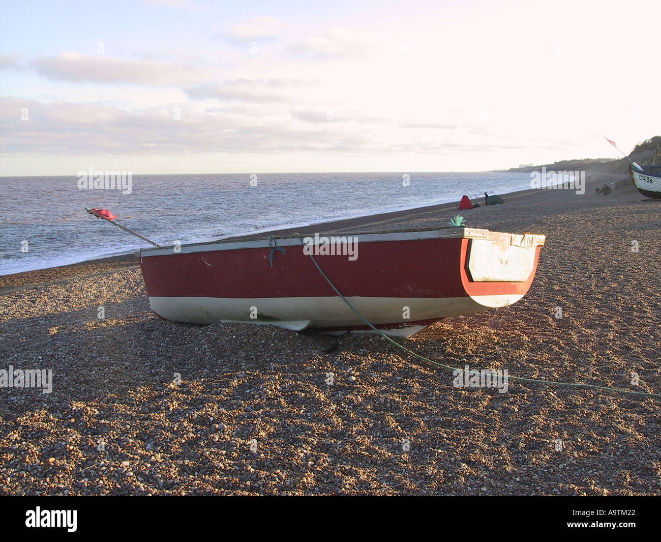 Barche da pesca sulla spiaggia di Dunwich nel Suffolk Foto Stock