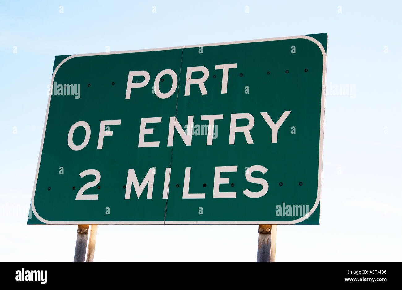 Magazzino porta foto di entrata a 2 miglia di segno sulla Interstate USA Foto Stock