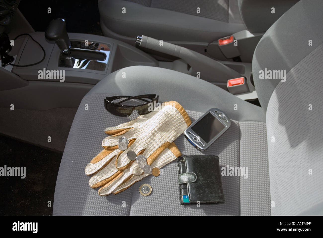 Gli oggetti di valore lasciati sul display del sedile auto Foto Stock