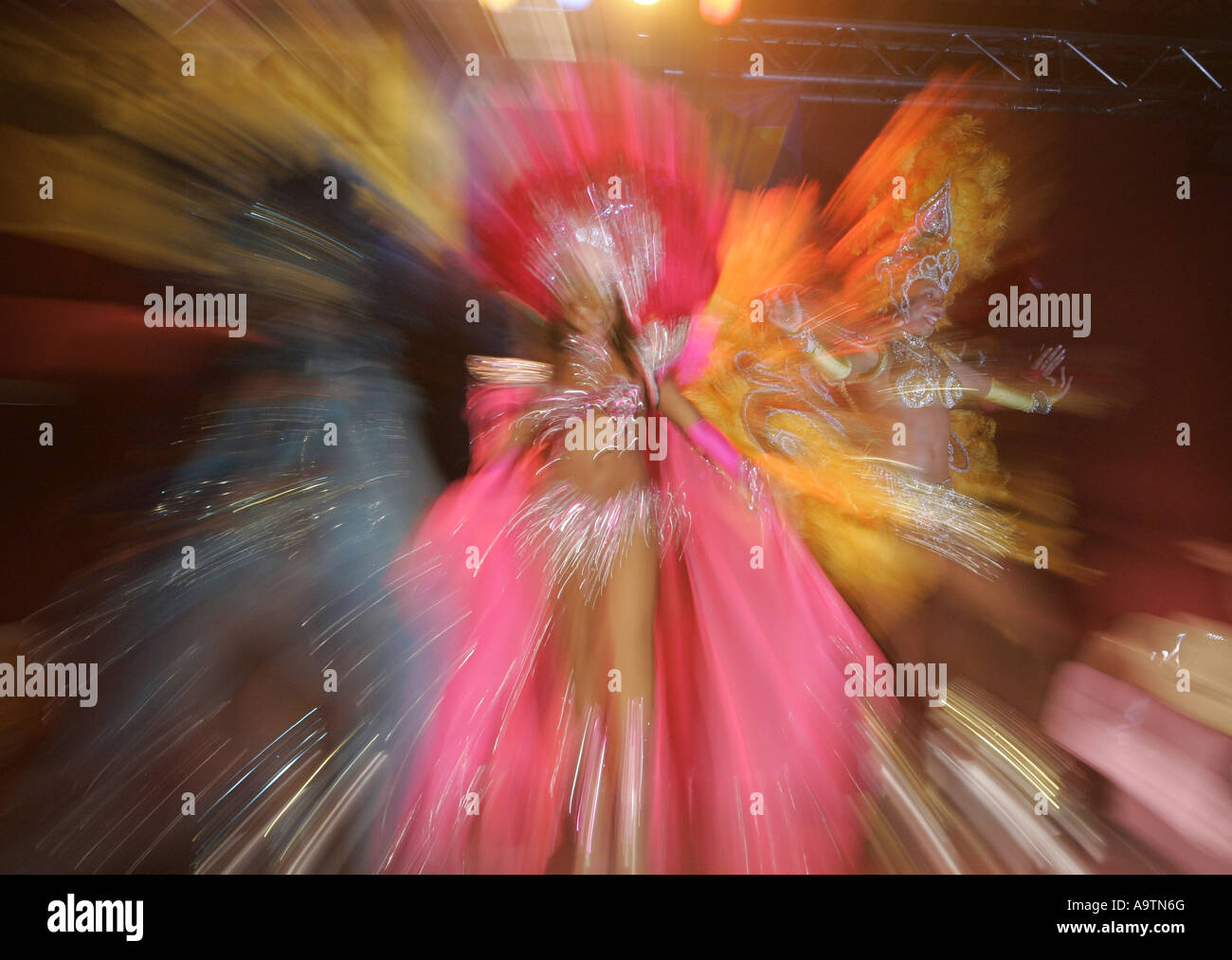 Vista ingrandita di un brasiliano ballerina di Samba sul palco in un club. Foto Stock