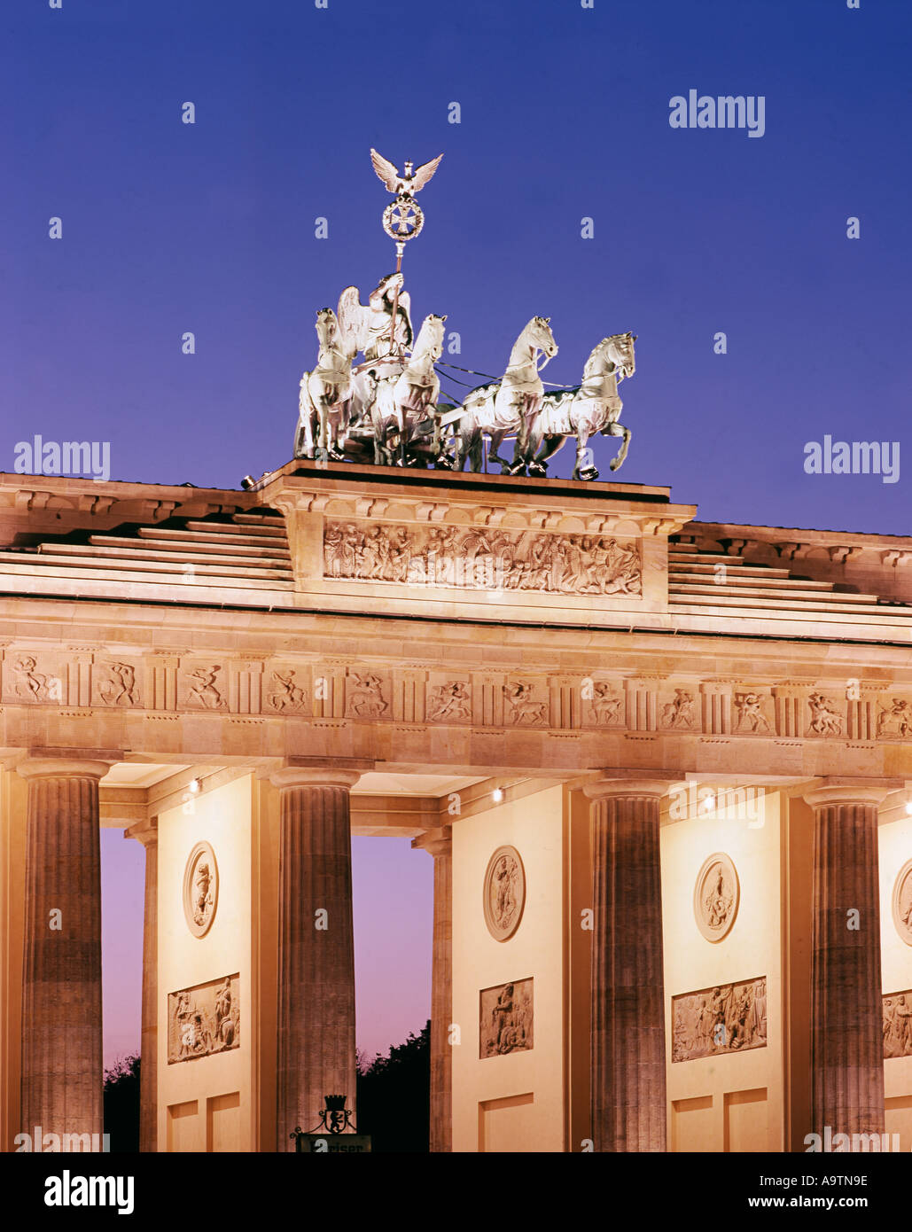 Berlin Brandenburg Gate al crepuscolo Quadriga Foto Stock