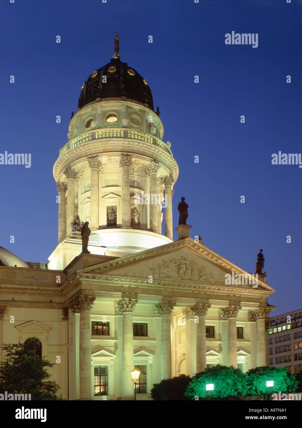 Berlin mitte gendarmenmarkt cupola tedesco al crepuscolo Foto Stock