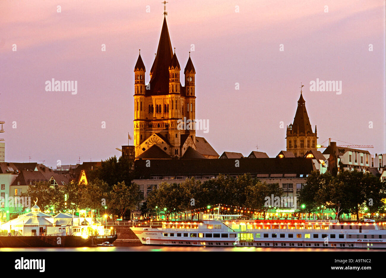 Colonia Koeln lordi di St Martin reno riverside tramonto KD navi della flotta Foto Stock