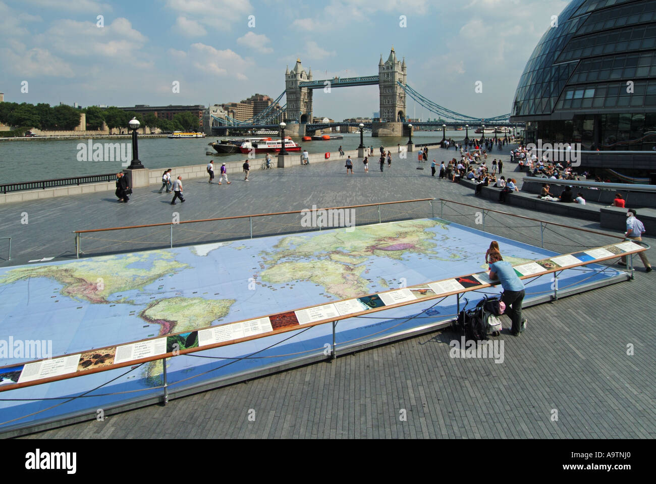 Riverside passerelle in Greater London Authority Municipio dal fiume Thames & Tower Bridge con mappa del mondo display di rappresentanza per i ragazzi di studio Foto Stock