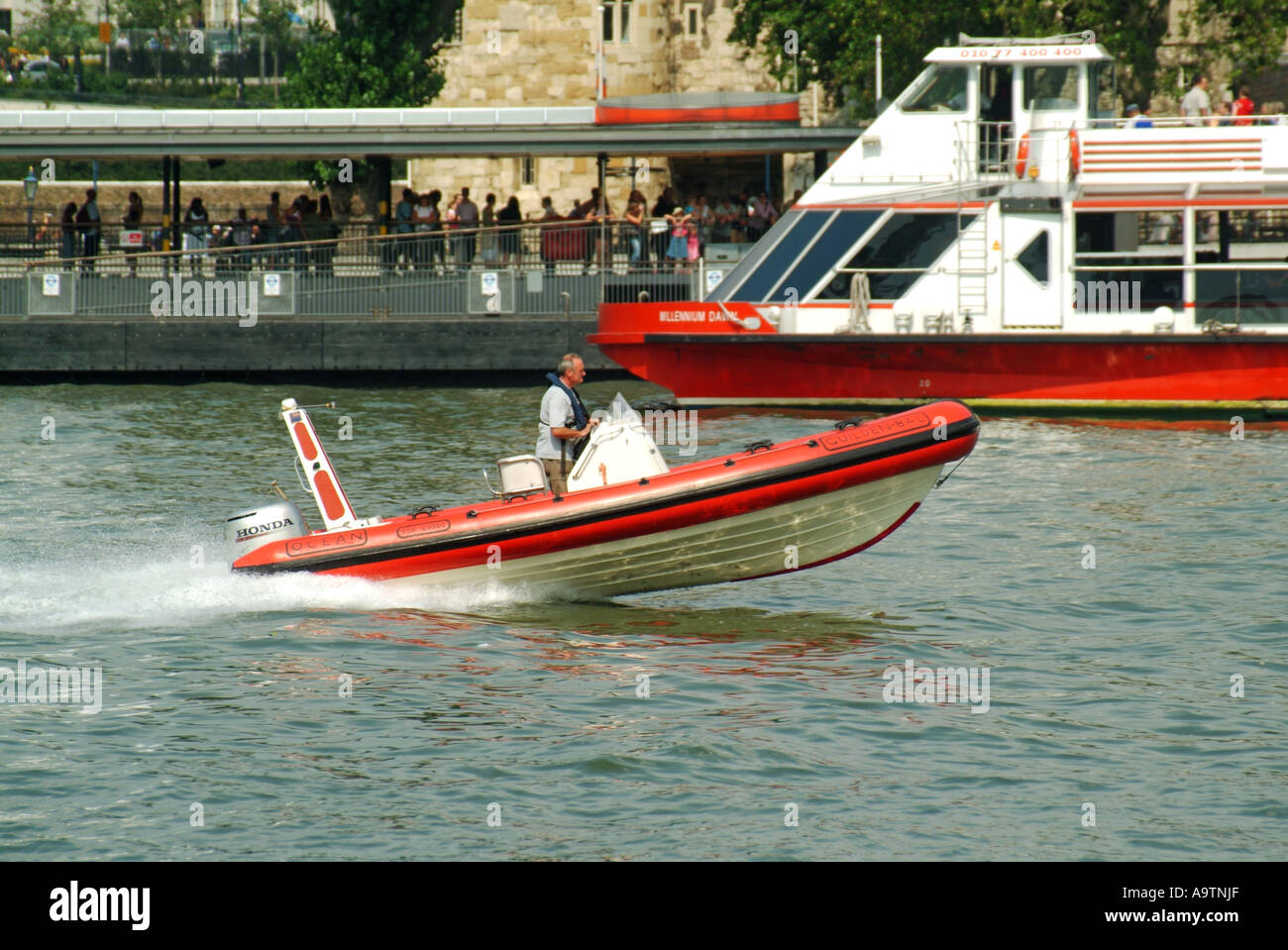 Pool di Londra la barca di velocità a velocità sul Fiume Tamigi passando Tower Pier Foto Stock