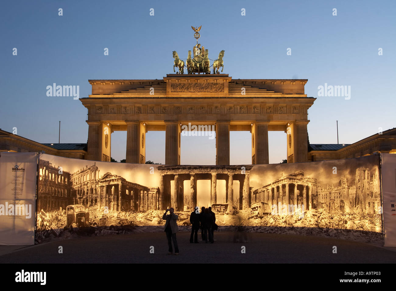 Berlin paris square Blow up poster storico di porta di Brandeburgo distrutto durante la II guerra mondiale per l anniversario 60 anni dopo la fine Foto Stock