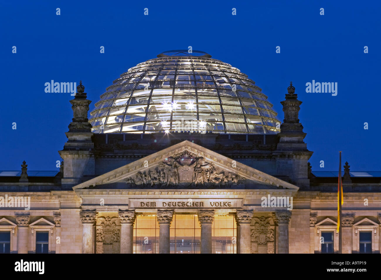 Berlino cupola del Reichstag da Norman Forster twilight Foto Stock