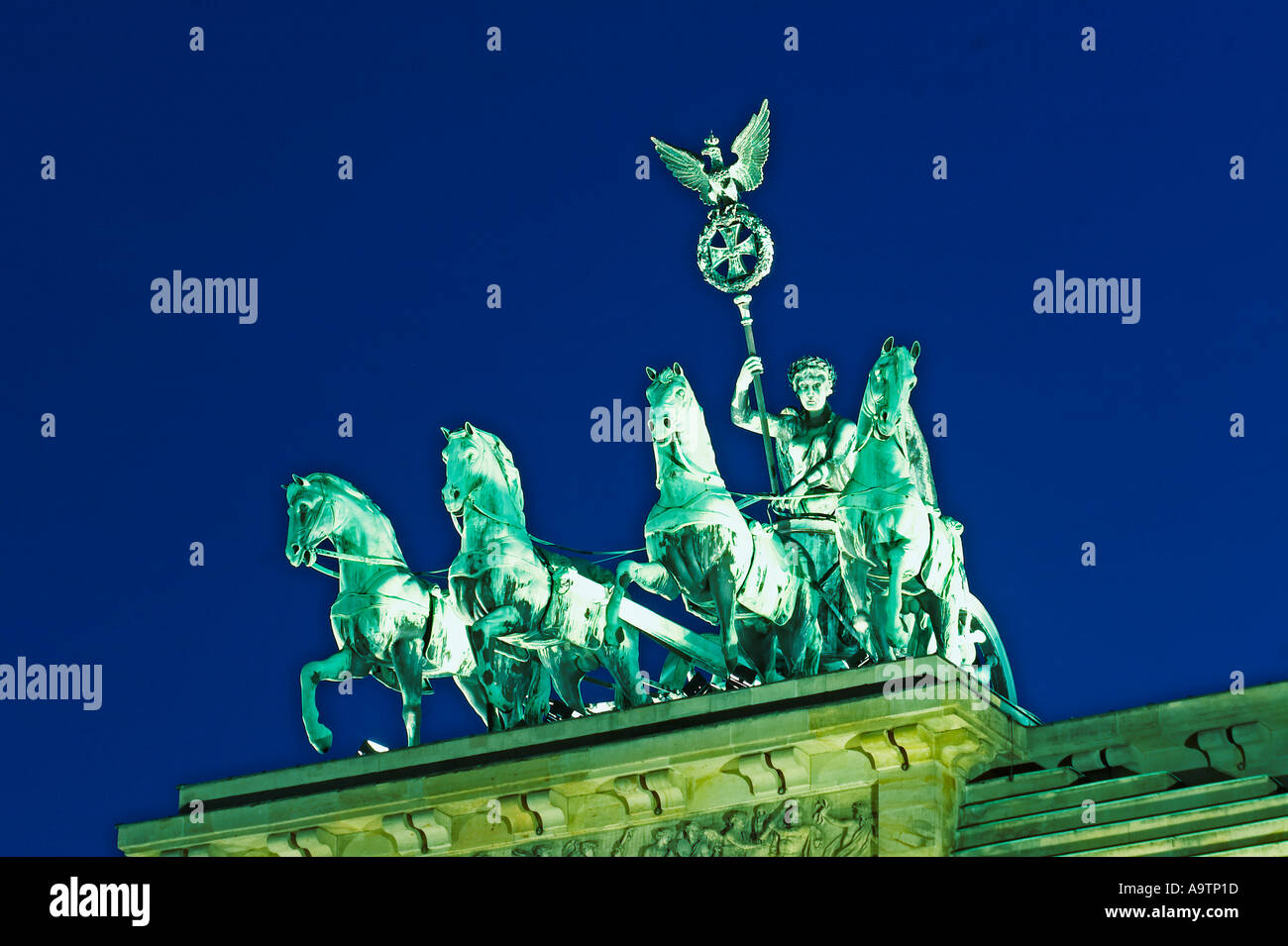 Berlin Paris Square porta di Brandeburgo quadriga al crepuscolo Foto Stock
