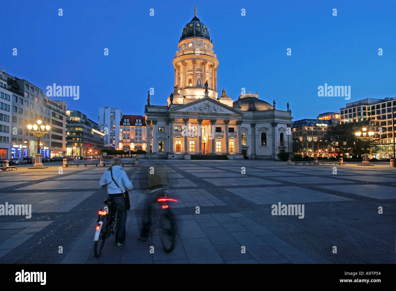 Berlin mitte gendarmenmarkt cupola tedesco giovane su bicylcles al crepuscolo Foto Stock