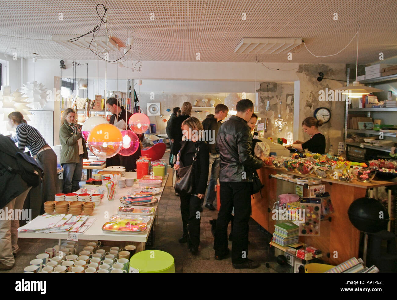 Il centro di Berlino di seconda mano shop in stile anni settanta Foto Stock