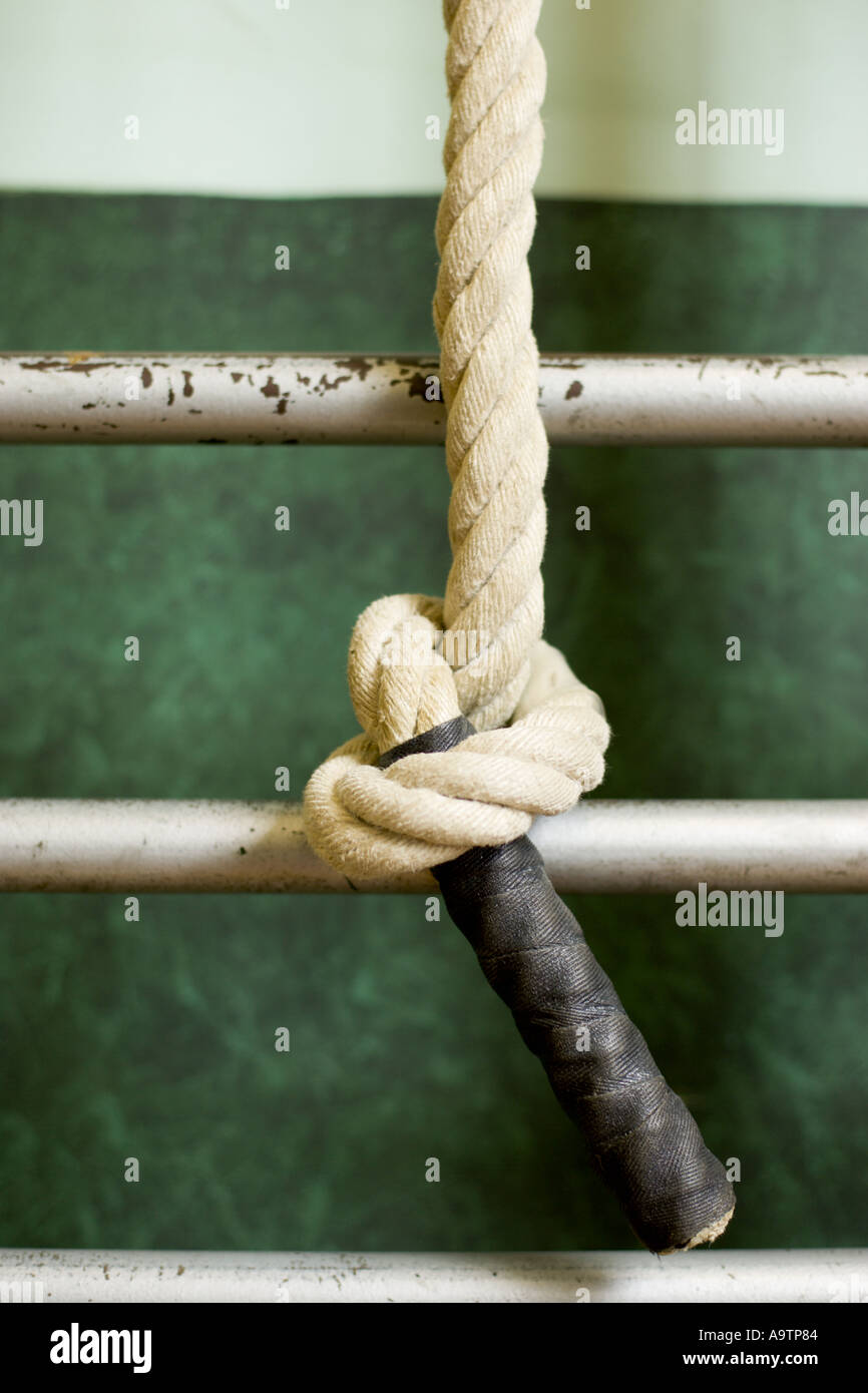 Legato annodato arrampicata corda in una palestra della scuola Foto Stock