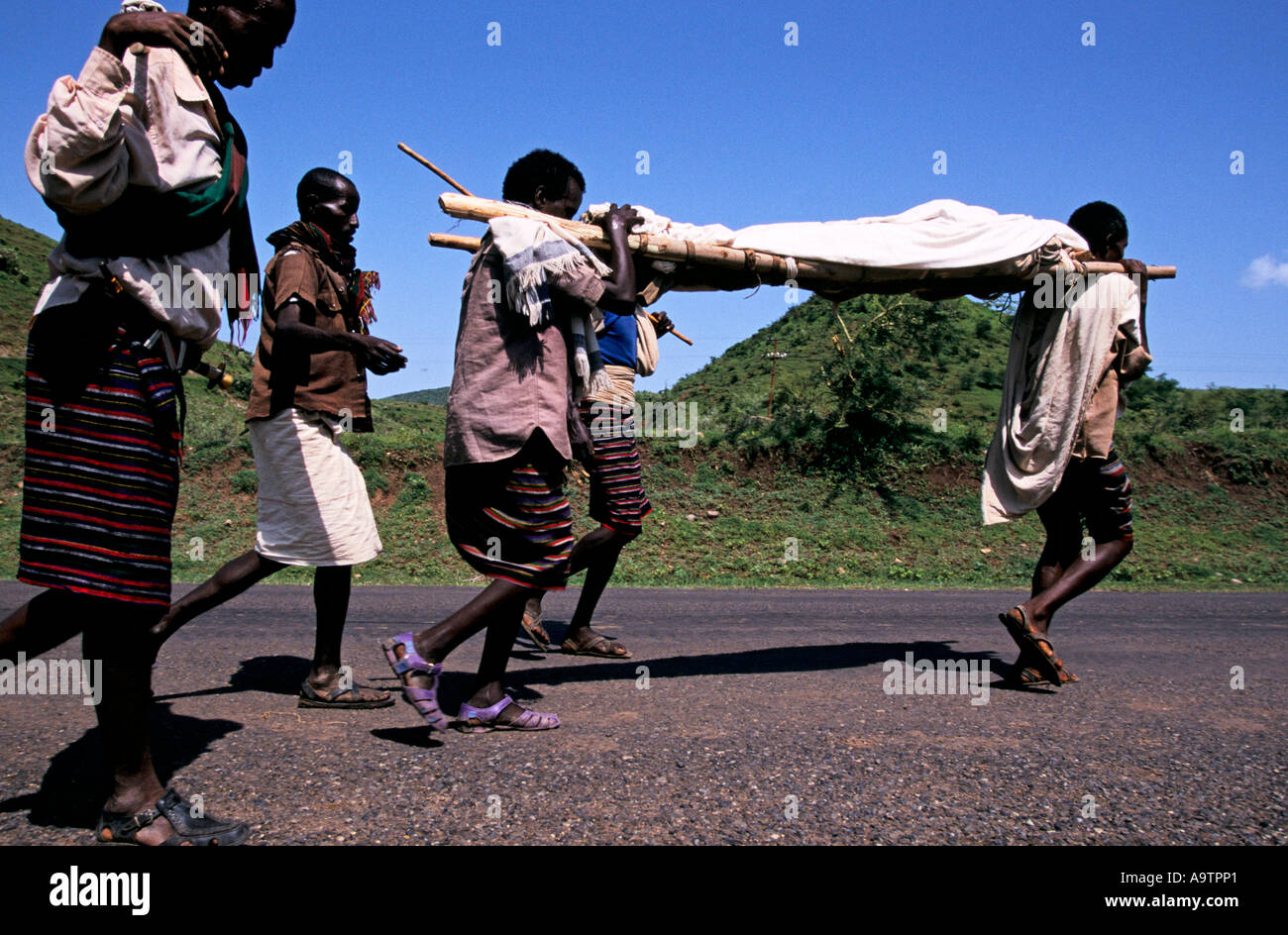 'L'ETIOPIA, inevitabile carestia', parenti portano il corpo morto di ARBO MUHAY torna al suo paese natale.non aveva mangiato per 6 giorni, 1999 Foto Stock