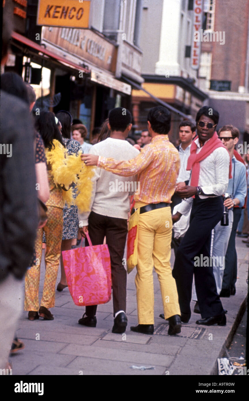KINGS ROAD - stili di contrasto nella famosa zona di Chelsea di Londra nel 1966 Foto Stock