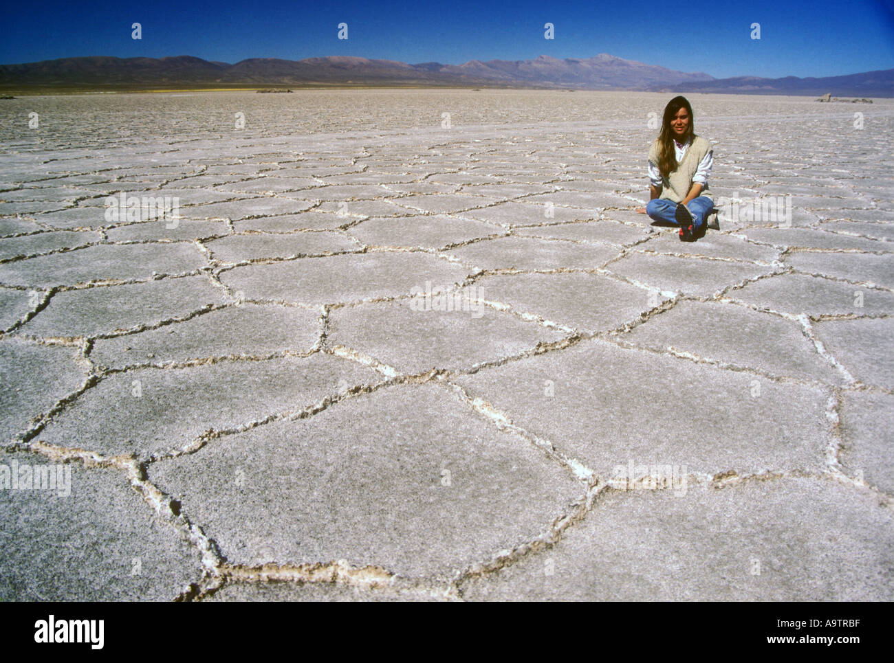 La donna in un riquadro di sale in alta quota salina nel Nord Argentina Puna Foto Stock