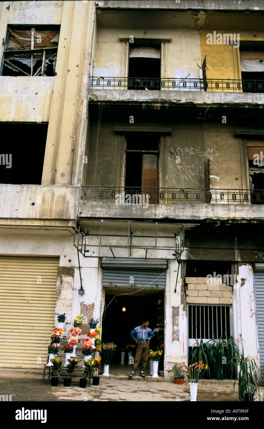 BEIRUT RUE DE DAMAS LA LINEA VERDE DI RUNNING MAN negozio di fiori in gravemente danneggiato la costruzione di 1998 Foto Stock