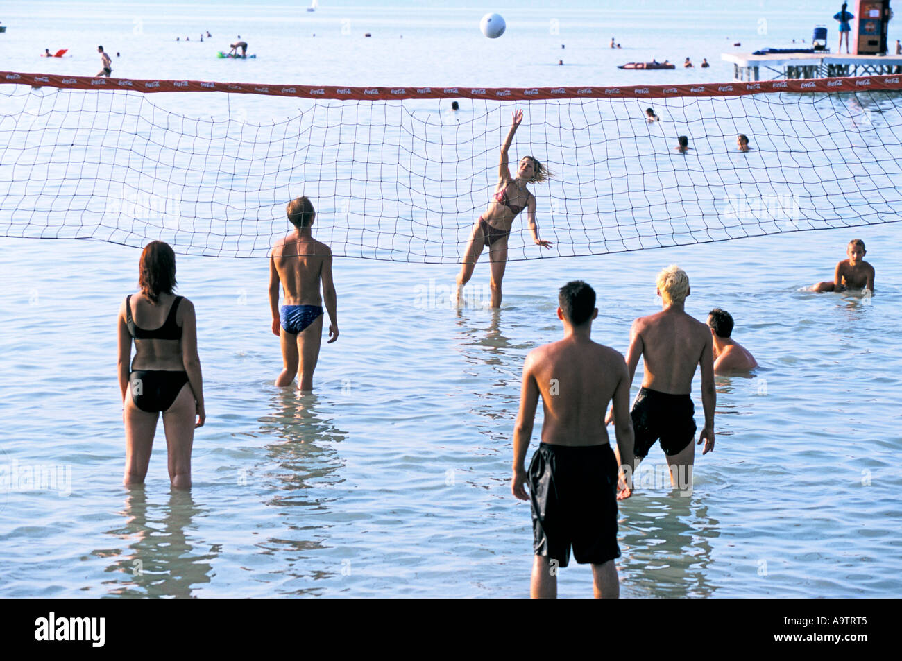 Il lago di Balaton Ungheria : il livello di acqua a Siofok è molto bassa permettendo a pallavolo e altri giochi per essere giocato con facilità Foto Stock