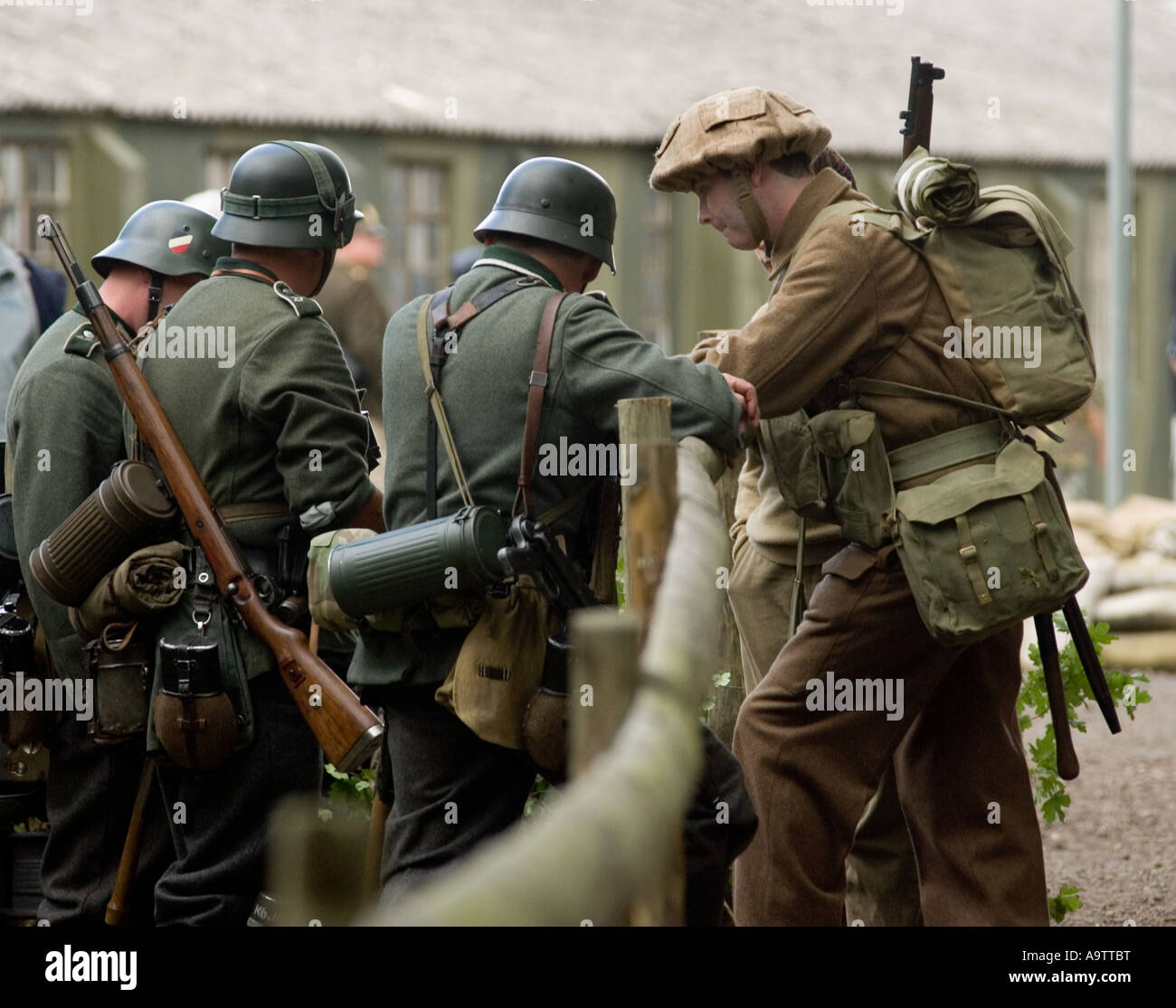 Ww2 tedesco e britannico soldati dell esercito parlando a Glen Miller festival Foto Stock