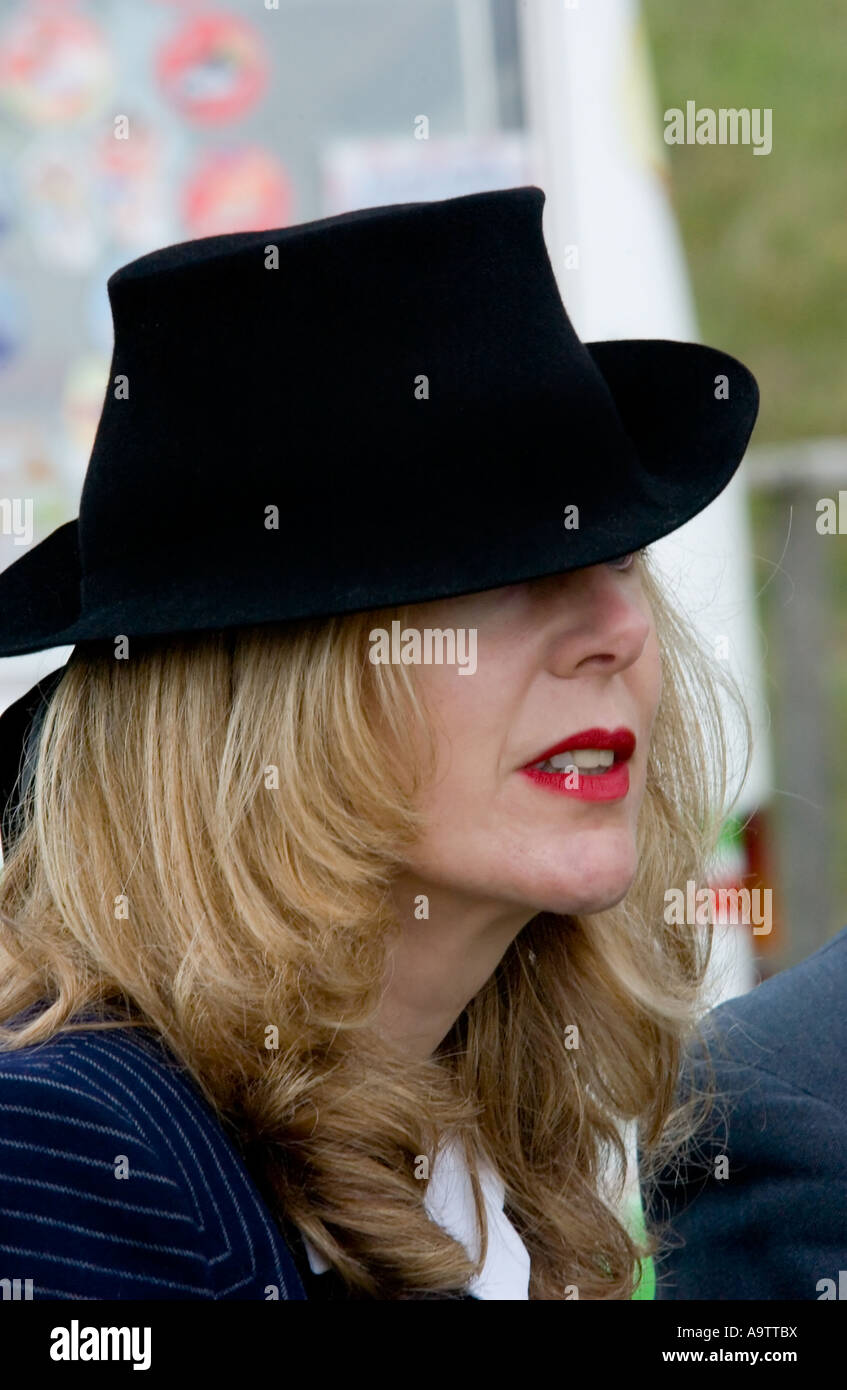 Ww2 1940s moda donna vestita in 40s style hat e i capelli tagliati a Glen Miller festival Foto Stock
