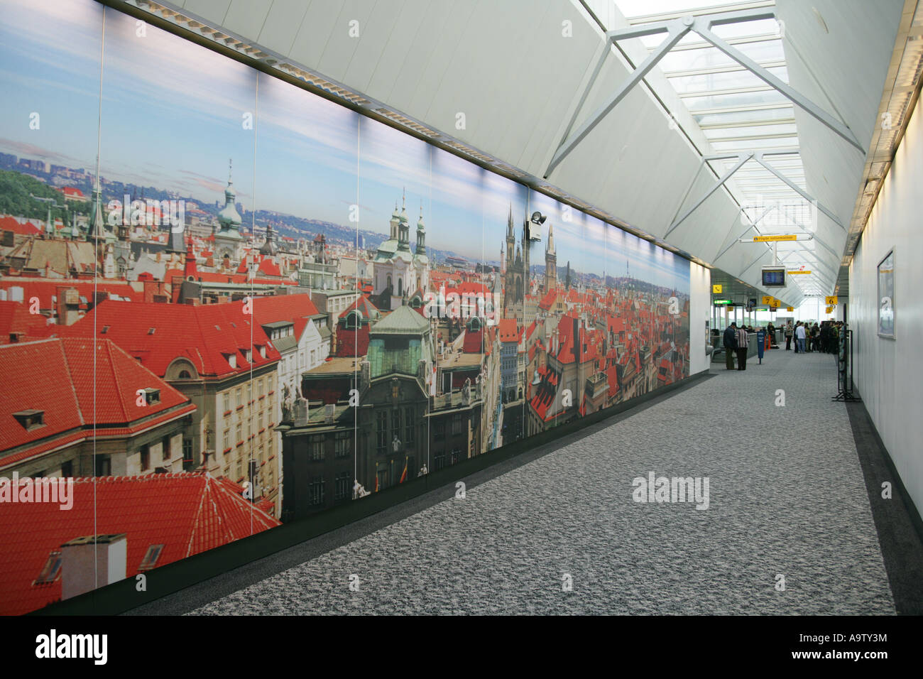 Sala partenze corridoio, l'aeroporto di Stansted, Essex, Inghilterra, Regno Unito Foto Stock