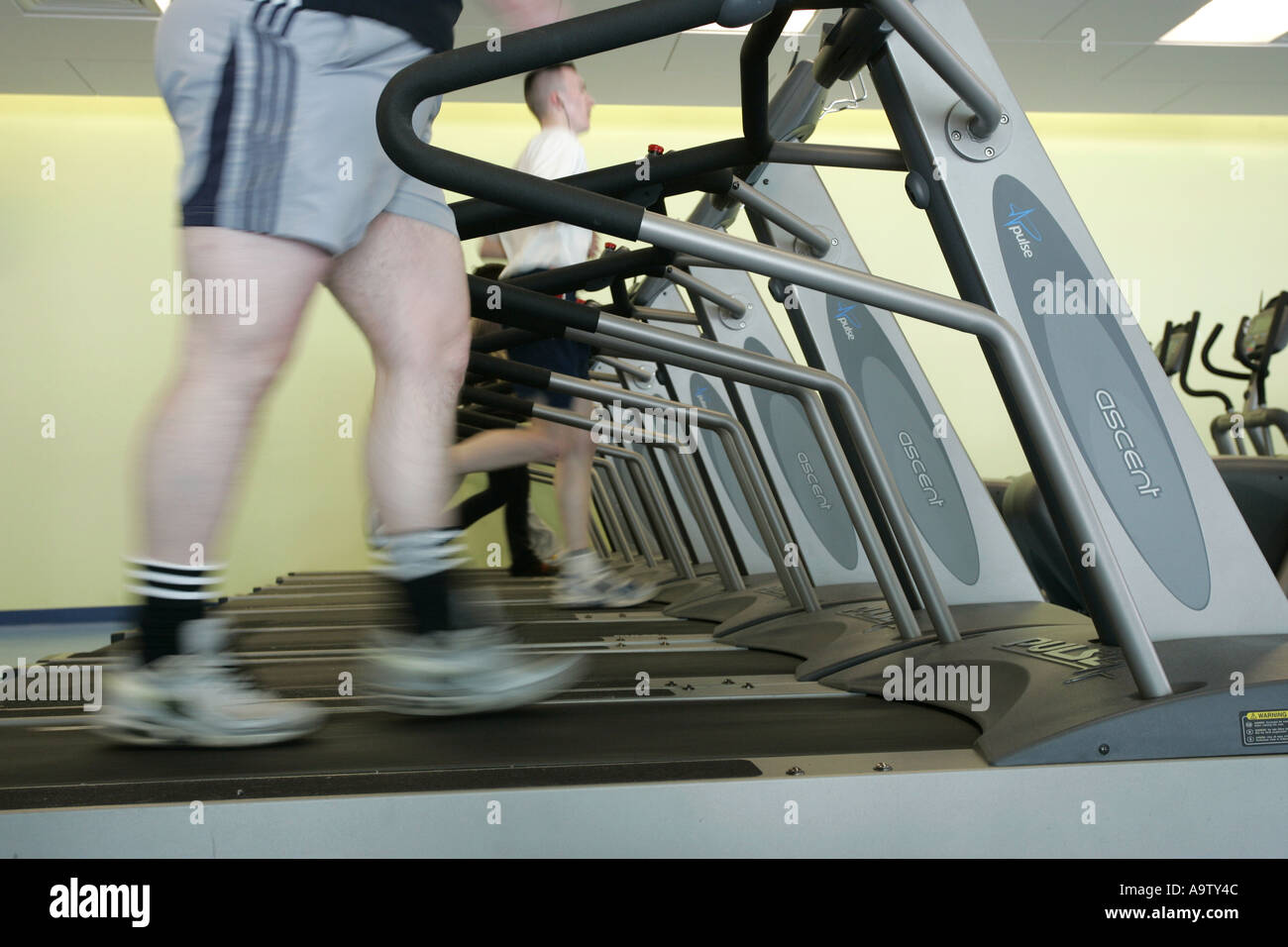 Le persone che usano il tapis roulant in palestra macchine a piedi Foto Stock