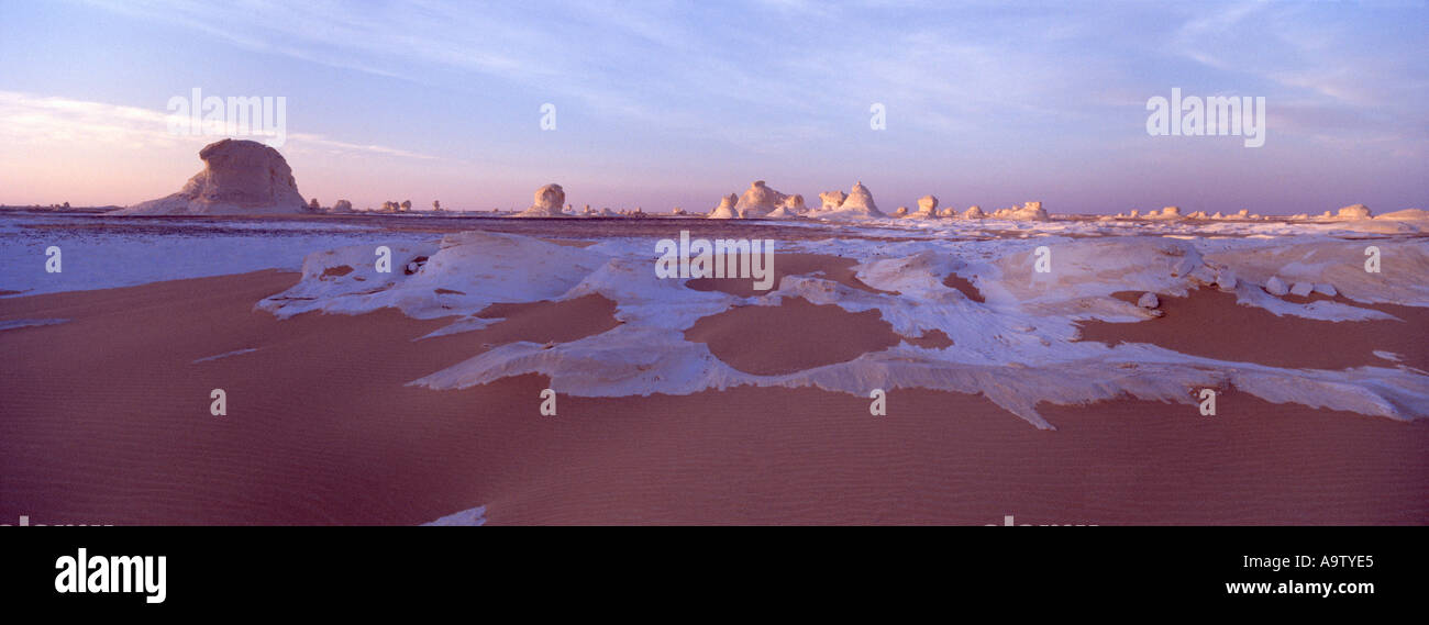 Tramonto trasforma il chalk come il paesaggio del deserto bianco al rosa Foto Stock