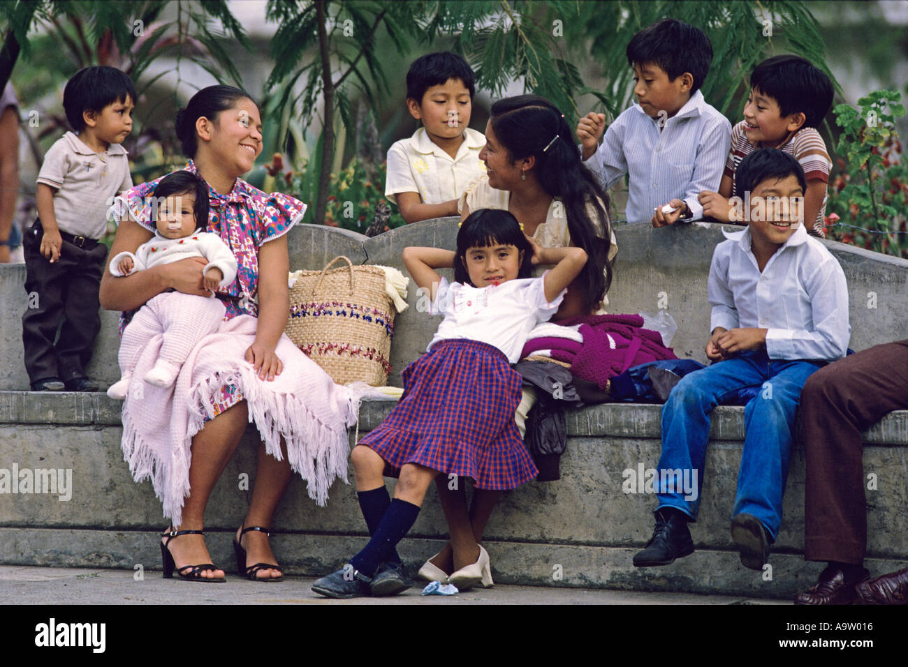 Il passaggio di una domenica pomeriggio la famiglia e gli amici visita nella piazza centrale di Antigua Guatemala Foto Stock