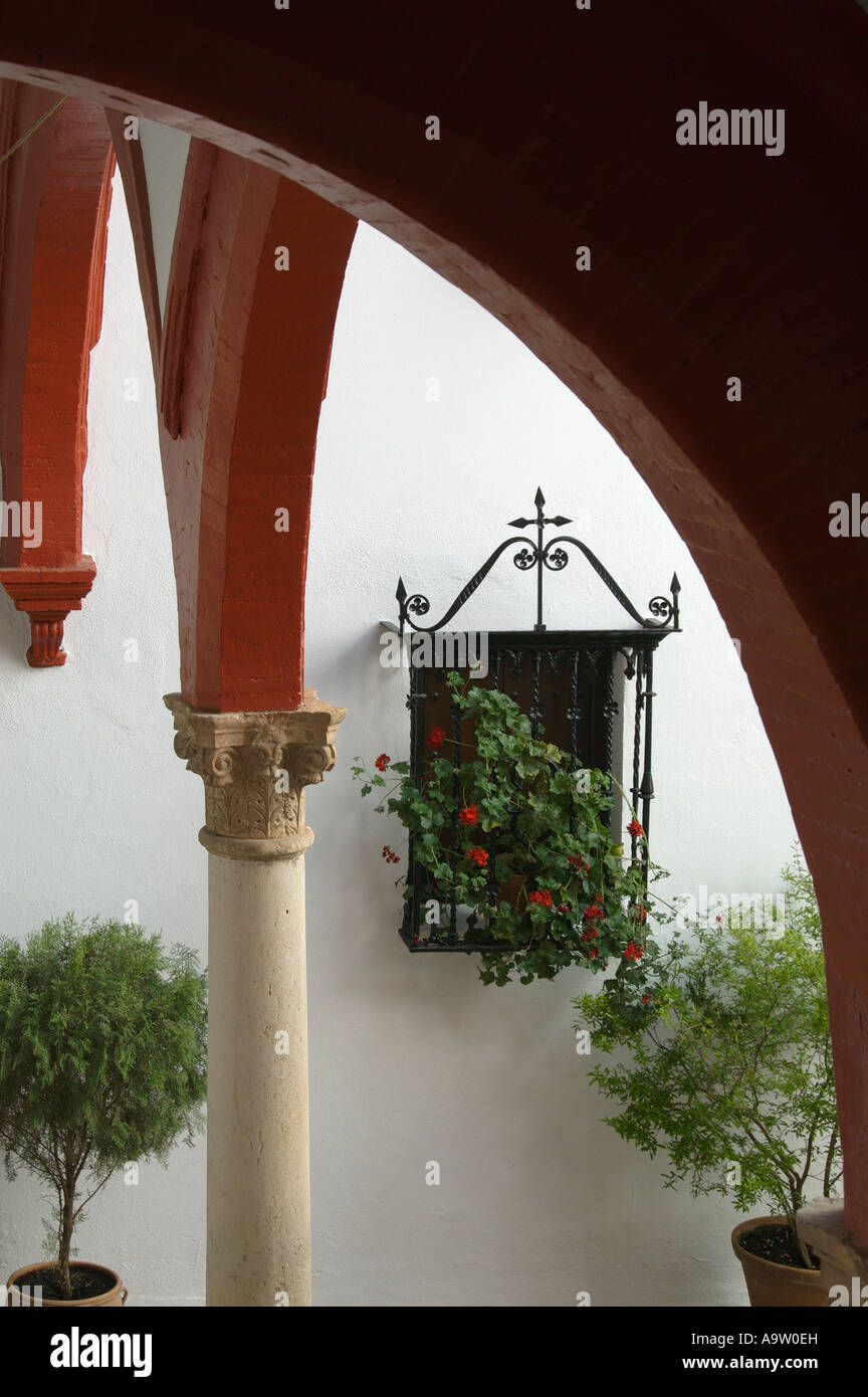 Cortile e archi, Palacio Mondragon, Ronda, Andalusia Foto Stock