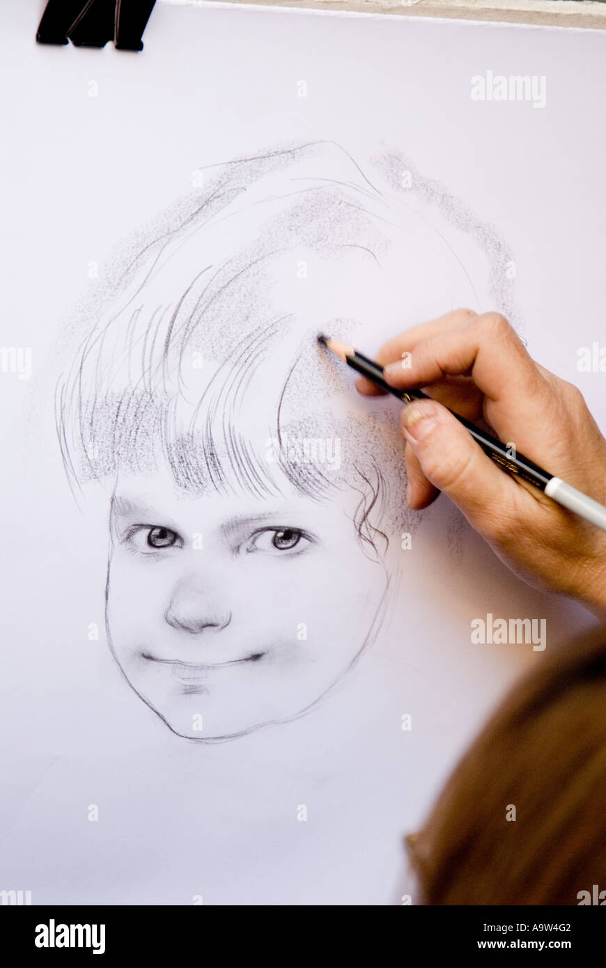Artista matita disegno ritratto di un bambino Foto Stock